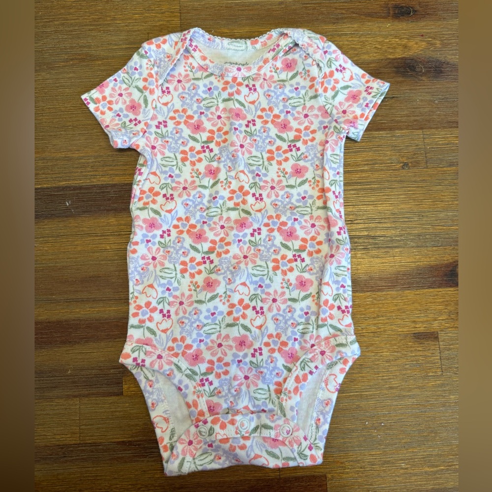 Carter’s onesie 0-3 months